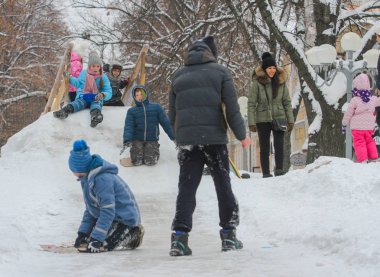 Çocuklar karlı üzerinde frolic