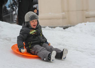 Çocuk kar kaydıraktan çıkıyor
