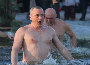 Adam soğuk suda yüzüyor