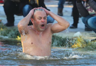 Adam soğuk suda yüzüyor