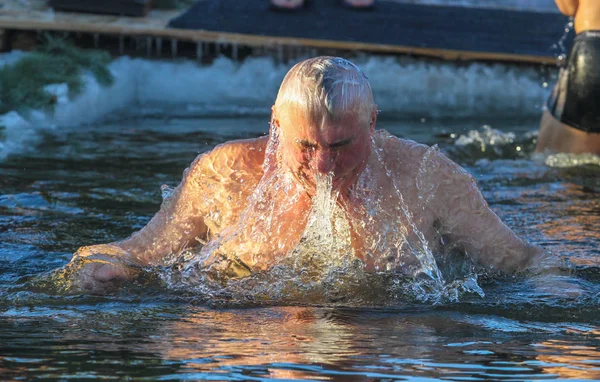 Adam soğuk suda yüzüyor