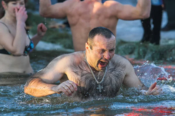 L'uomo nuota in acqua fredda — Foto Stock