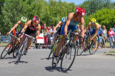 Triathletes bisiklet sürüş sırasında