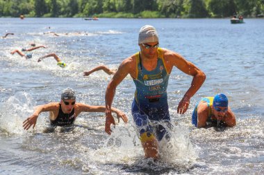 Nehirde Yüzme karaya çalıştıktan sonra triathletes