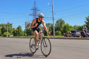 Triathletes bisiklet sürüş sırasında