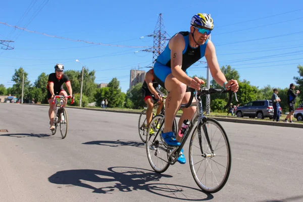Triathleten beim Radfahren — Stockfoto