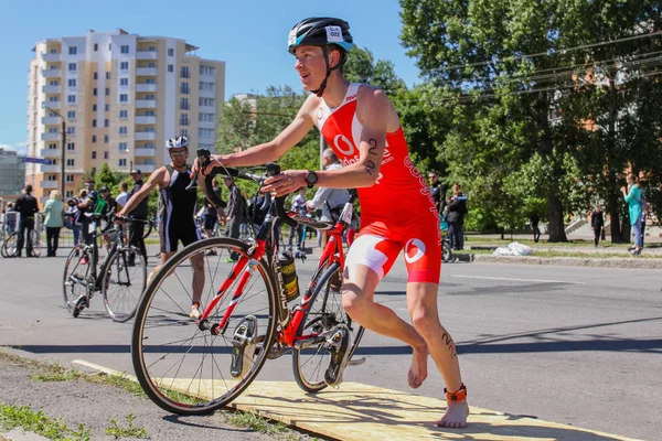 Triathleten laufen mit dem Fahrrad — Stockfoto