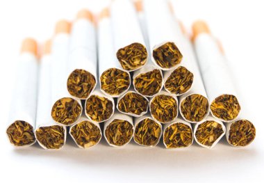 sigaralar beyaz arkaplanda