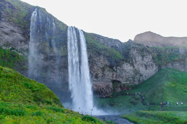 Seljalandsfoss är ett vattenfall på Island — Stockfoto