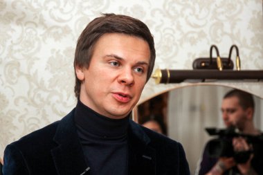 Poltava, Ukrayna - 1 Aralık 2017: Ukrayna Tv sunucusu ve gazeteci Dmitry Komarov boş Palace 