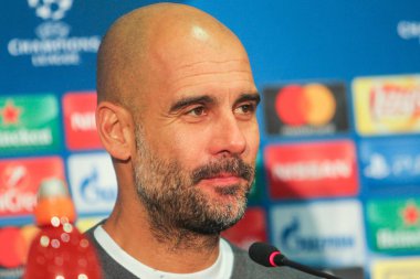 Kharkiv, Ukrayna - 6 Aralık 2017: Manchester City FC teknik direktör Pep Guardiola Uefa Şampiyonlar Ligi maç Shakhtar (Ukrayna) - Manchester City Metalist Stadyumu'nda sırasında
