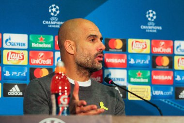 Kharkiv, Ukrayna - 6 Aralık 2017: Manchester City FC teknik direktör Pep Guardiola Uefa Şampiyonlar Ligi maç Shakhtar (Ukrayna) - Manchester City Metalist Stadyumu'nda sırasında