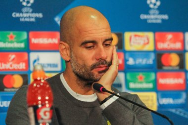 Kharkiv, Ukrayna - 6 Aralık 2017: Manchester City FC teknik direktör Pep Guardiola Uefa Şampiyonlar Ligi maç Shakhtar (Ukrayna) - Manchester City Metalist Stadyumu'nda sırasında