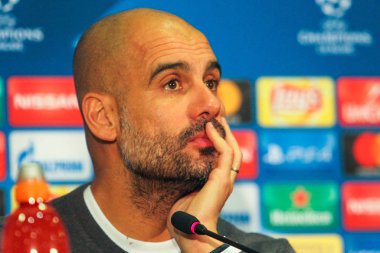 Kharkiv, Ukrayna - 6 Aralık 2017: Manchester City FC teknik direktör Pep Guardiola Uefa Şampiyonlar Ligi maç Shakhtar (Ukrayna) - Manchester City Metalist Stadyumu'nda sırasında