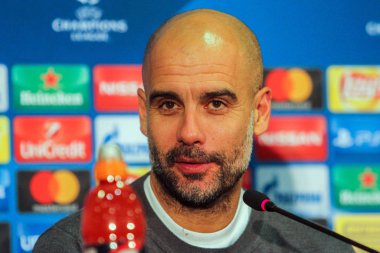 Kharkiv, Ukrayna - 6 Aralık 2017: Manchester City FC teknik direktör Pep Guardiola Uefa Şampiyonlar Ligi maç Shakhtar (Ukrayna) - Manchester City Metalist Stadyumu'nda sırasında