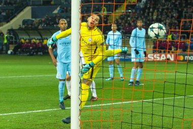 Kharkiv, Ukrayna 6 Aralık 2017: Futbolcu Manchester City FC Ederson sırasında Uefa Şampiyonlar Ligi maç Shakhtar (Ukrayna) - Manchester City Metalist Stadyumu'nda