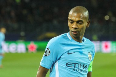 Kharkiv, Ukrayna 6 Aralık 2017: Futbolcu Manchester City FC Fernandinho sırasında Uefa Şampiyonlar Ligi maç Shakhtar (Ukrayna) - Manchester City Metalist Stadyumu'nda