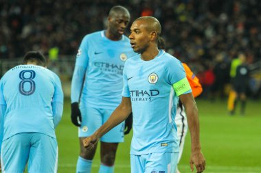 Kharkiv, Ukrayna 6 Aralık 2017: Futbolcu Manchester City FC Fernandinho sırasında Uefa Şampiyonlar Ligi maç Shakhtar (Ukrayna) - Manchester City Metalist Stadyumu'nda