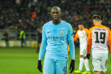 Kharkiv, Ukrayna 6 Aralık 2017: Futbolcu Manchester City FC Yaya Toure sırasında Uefa Şampiyonlar Ligi maç Shakhtar (Ukrayna) - Manchester City Metalist Stadyumu'nda