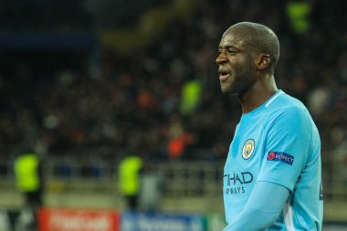 Kharkiv, Ukrayna 6 Aralık 2017: Futbolcu Manchester City FC Yaya Toure sırasında Uefa Şampiyonlar Ligi maç Shakhtar (Ukrayna) - Manchester City Metalist Stadyumu'nda