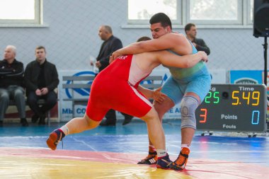 Poltava, Ukrayna - 8 Şubat 2018: iki erkek güreşçiler Dinamo spor kompleksi içinde 23 yaşın altındaki kadın ve erkek arasında Ukrayna Şampiyonası sırasında halıya mücadele