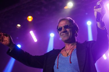 Poltava, Ukrayna - 7 Mart, 2018: Adriano Celentano haraç boş Listopad sarayında konser sırasında İtalyan meslektaşı Adriano Celentano Adolfo Sebastiani