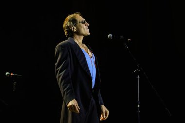 Poltava, Ukrayna - 7 Mart, 2018: Adriano Celentano haraç boş Listopad sarayında konser sırasında İtalyan meslektaşı Adriano Celentano Adolfo Sebastiani