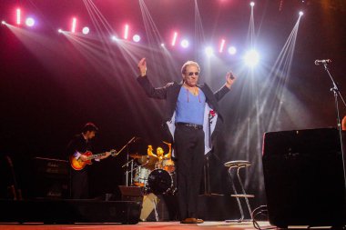 Poltava, Ukrayna - 7 Mart, 2018: Adriano Celentano haraç boş Listopad sarayında konser sırasında İtalyan meslektaşı Adriano Celentano Adolfo Sebastiani