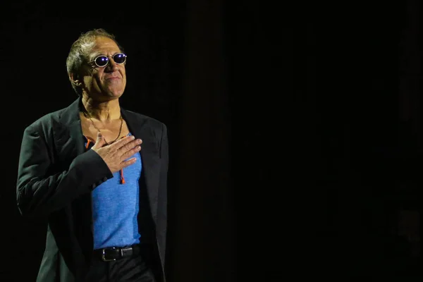 Poltava, Ukrayna - 7 Mart, 2018: Adriano Celentano haraç boş Listopad sarayında konser sırasında İtalyan meslektaşı Adriano Celentano Adolfo Sebastiani