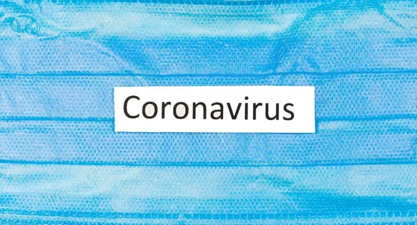 Koronavirüse Karşı Beyaz Bir Zemin Üzerinde Mavi Renkli Koruyucu Yüz — Stok fotoğraf
