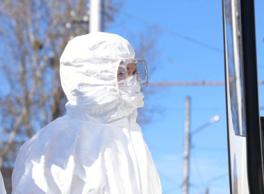 Poltava, Ukrayna - 12 Mart 2020: Coronavirus (Covid-19) saldırısı sırasında koruyucu giysili doktor