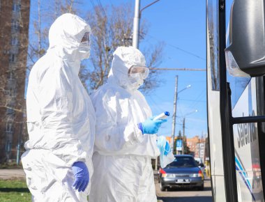 Poltava, Ukrayna - 12 Mart 2020: Coronavirus (Covid-19) saldırısı sırasında koruyucu giysili doktor