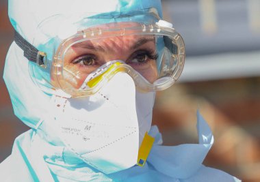 Poltava, Ukrayna - 12 Mart 2020: Coronavirus (Covid-19) saldırısı sırasında koruyucu giysili doktor