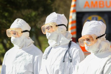 Poltava, Ukrayna - 12 Mart 2020: Coronavirus (Covid-19) saldırısı sırasında koruyucu giysili doktor