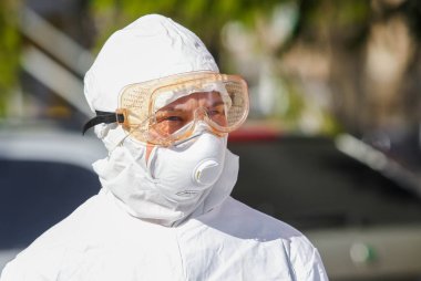 Poltava, Ukrayna - 12 Mart 2020: Coronavirus (Covid-19) saldırısı sırasında koruyucu giysili doktor