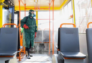 Poltava, Ukrayna - 13 Mart 2020: Özel Koruyucu Giysi Doktoru Coronavirus Otobüsünü Dezenfekte Etti