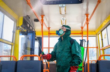 Poltava, Ukrayna - 13 Mart 2020: Özel Koruyucu Giysi Doktoru Coronavirus Otobüsünü Dezenfekte Etti