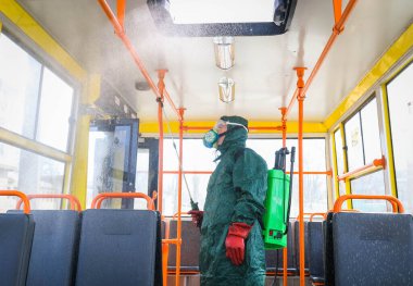 Poltava, Ukrayna - 13 Mart 2020: Özel Koruyucu Giysi Doktoru Coronavirus Otobüsünü Dezenfekte Etti