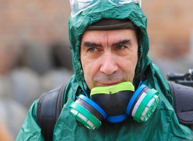 Poltava, Ukrayna - 13 Mart 2020: Özel Koruyucu Giysi Doktoru Coronavirus Otobüsünü Dezenfekte Etti