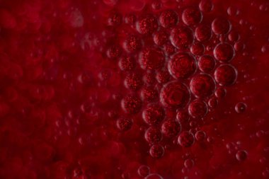 kırmızı arkaplanda balon metni