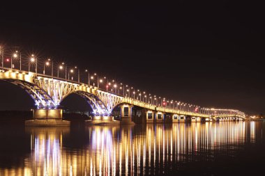Saratov köprüsü ve Volga nehri gece görüşü