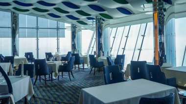 Hotel Burj al Arab restoranda iç.