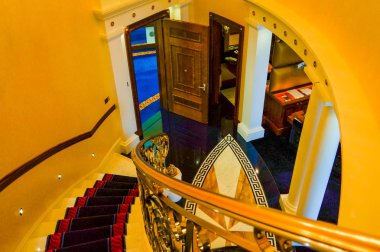 Burj al Arab Süiti birinci ve ikinci katın arasındayım merdiven.