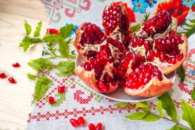 Nar bir plaka üzerinde kesmek