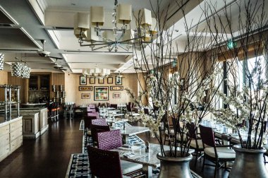 Dubai. Yaz 2016. Ajman şehrinde Ajman Saray 'daki restoranın iç mekanı.