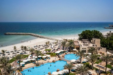 Dubai. 2016 yaz. Basra Körfezi güneşli bir plaj.