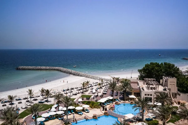 Dubai. Nyári 2016. A strand, a Perzsa-öböl, egy napsütéses napon. — Stock Fotó