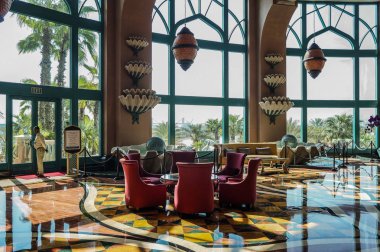 Dubai. Yaz 2016. Lüks iç otel lobisinde. Otel Atlantis The Palm. 