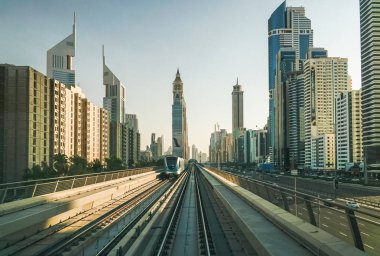 Dubai. 2016 yaz. Arka içinde gökdelenler ile modern metro city.