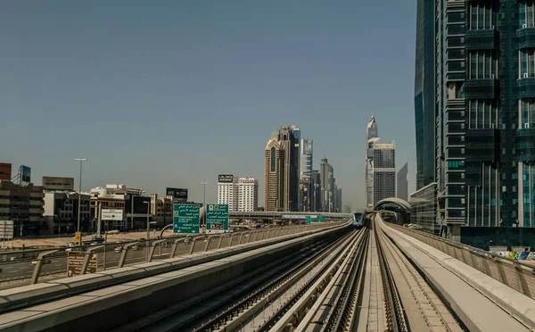 두바이입니다. 2016 여름입니다. 백그라운드에서 마천루와 현대 지하철 도시. — 스톡 사진